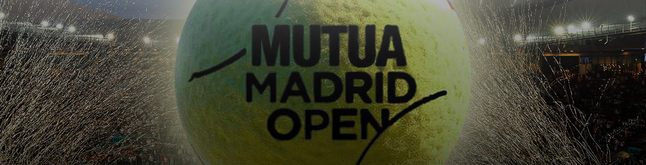 Теннисный мяч с логотипом Mutua Madrid Open на фоне светящихся прожекторов и брызг воды или конфетти. Атмосфера спортивного события и зрелищности
