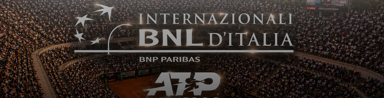Изображение с логотипом теннисного турнира Internazionali BNL d'Italia, поддерживаемого BNP Paribas. На заднем плане изображены трибуны стадиона, заполненные зрителями